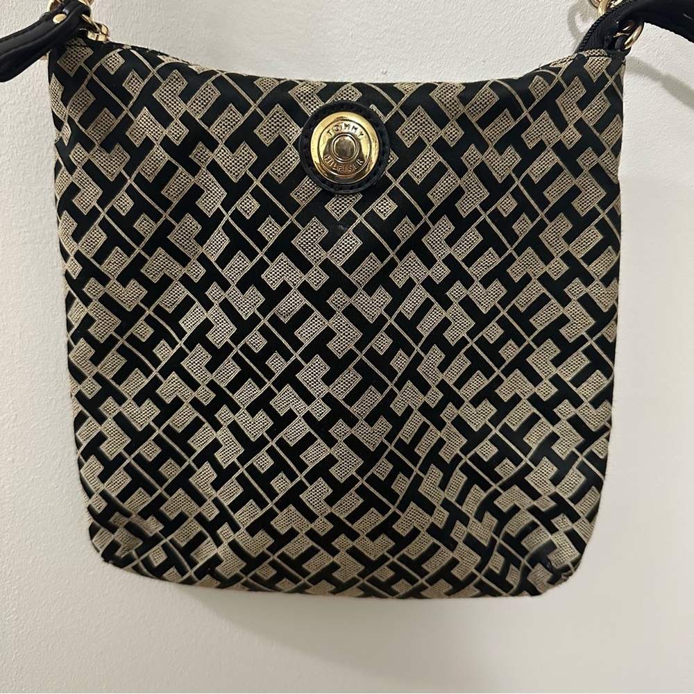 Tommy Hilfiger Black Crossbody Purse Signature Logo Bag Gold Hardware - Picture 1 of 10